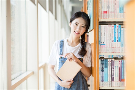 摄图网_501031050_图书馆看书的同学（企业商用）.jpg